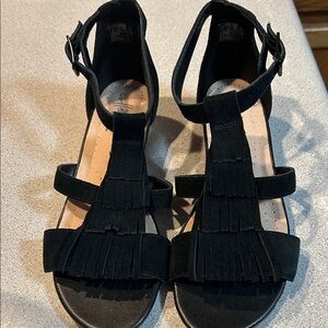 Clarks sz 6 Ultimate Comfort - Cute/Fun Black Fringed Sandals